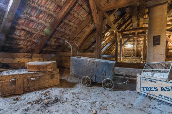 Velho carrinho e caixas em um loft — Fotografia de Stock