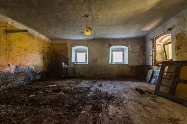 Empty yellow room of a house — Stockfoto
