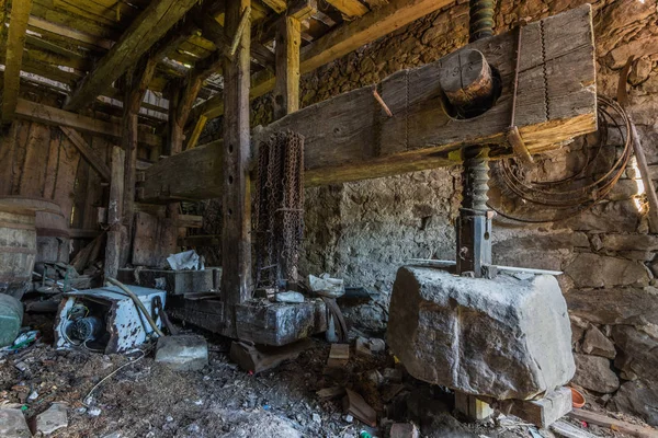 Winepress in a wooden house — Stock Photo, Image