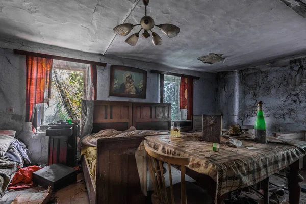 Меблированная заброшенная комната в доме — стоковое фото