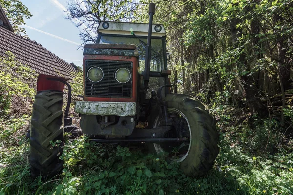Красный старый трактор на ферме — стоковое фото