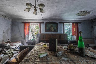 İncil ve şişe bir odada masanın üzerinde.