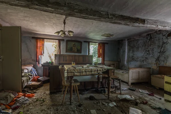 Antigua casa abandonada amueblada —  Fotos de Stock