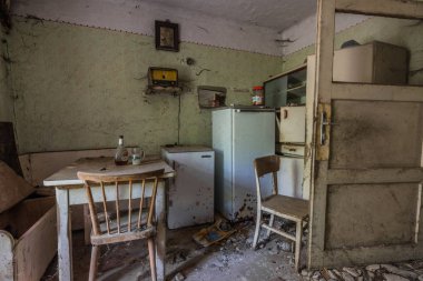 Mutfakta mobilyalar var.