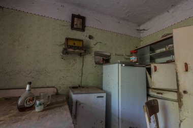 Evde nesneler olan bir mutfak.