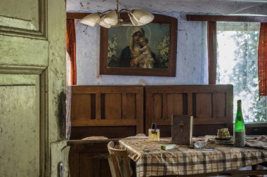 İncili ve şişesi olan bir odaya bak.