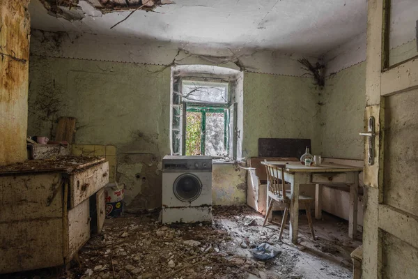 Waschmaschine und Tisch im Zimmer — Stockfoto