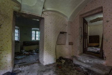 empty wallpapered room