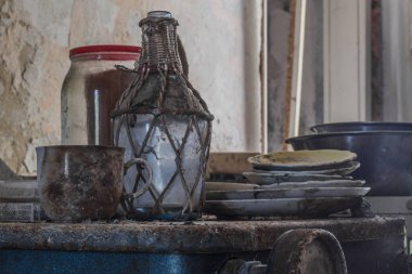 Paslı bir sobada bulaşık şişesi.