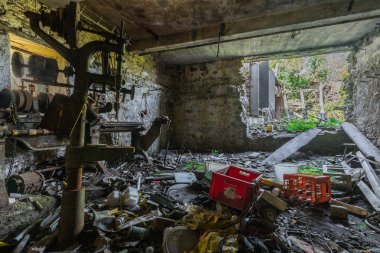 Bir evin atölyesindeki çatlak duvar.