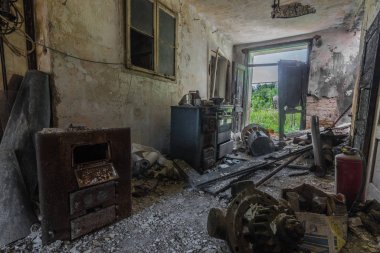 Bir evde nesnelerle dolu açık bir oda