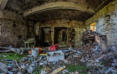 Eski bir çiftliğin panoramik taşlarından yapılmış atölye çalışması 