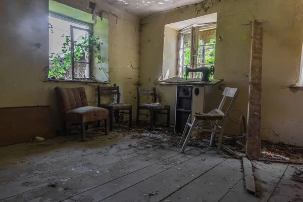 Kamer met vier fauteuils en een naaimachine — Stockfoto