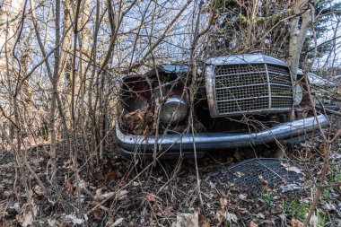 Paslı eski Mercedes 'ler önden görünüyor.
