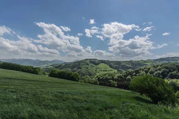 空に白い雲が浮かぶ美しい緑の山の風景 — ストック写真