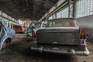 Morris Oxford, terk edilmiş bir araba salonunda.