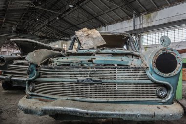 Terk edilmiş bir araba tamirhanesinde eski Morris Oxford manzarası