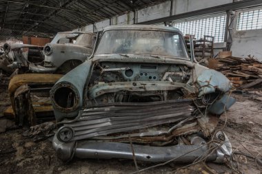 Yıkılmış eski araba ön görünümü