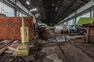 Terk edilmiş bir araba salonunda eski kahverengi süpürge.