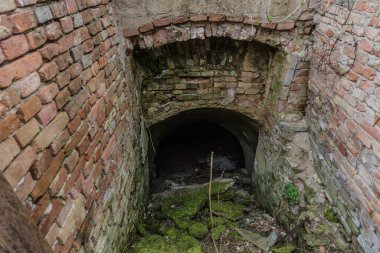 Eski bir kalenin mahzenine giriş kapısı.