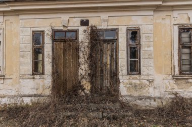 Eski bir evin ahşap kapıları.