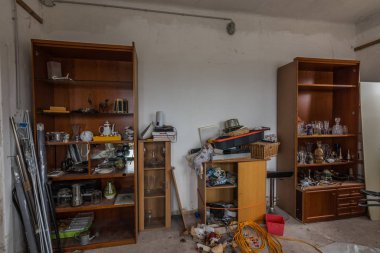 Terk edilmiş bir evde içinde bir sürü eşya olan kutular