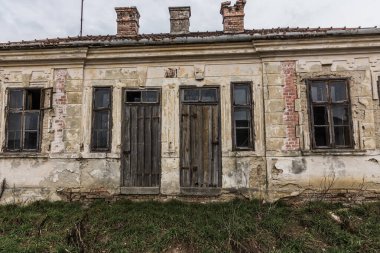 Terk edilmiş eski bir evin simetrik cephesi