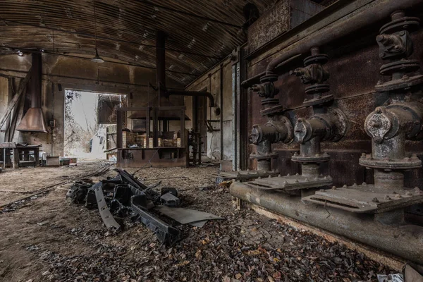 工場の錆びたパイプを持つ暗いホール — ストック写真
