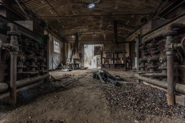 废弃的大厅 有铸造厂的管子 — 图库照片