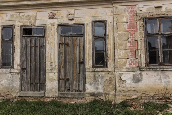 Dwoje Drewnianych Drzwi Starym Opuszczonym Domu — Zdjęcie stockowe