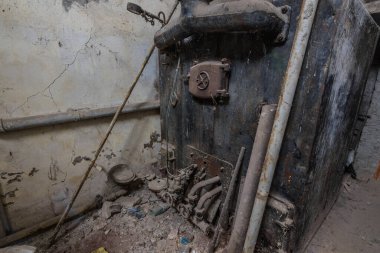 Terk edilmiş bir evde büyük paslı bir fırın.