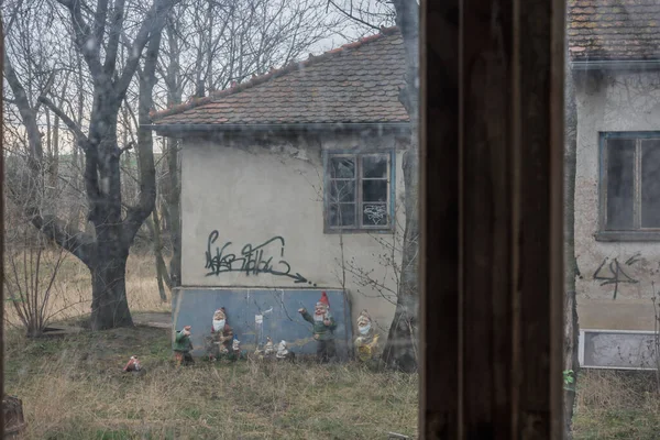 Mirando Través Una Ventana Los Gnomos Del Jardín Una Casa — Foto de Stock