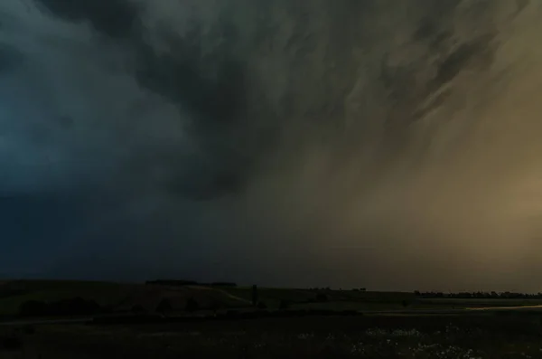 Donkere Regenwolken Tijdens Een Onweersbui Het Landschap — Stockfoto
