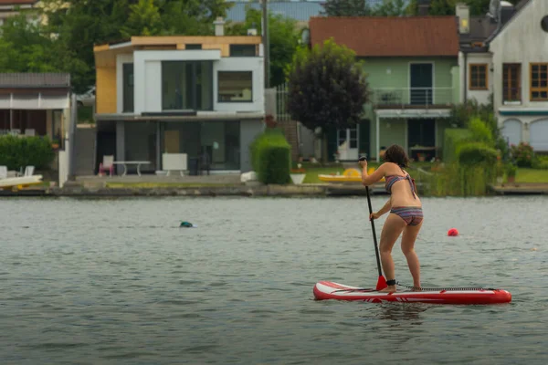 Mulher Com Stand Paddle Junto Lago Verão — Fotografia de Stock