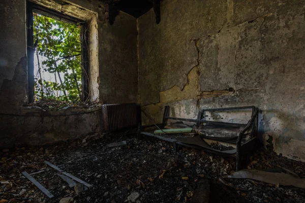 Chambre Noire Sans Fenêtre Après Incendie Dans Une Forêt — Photo