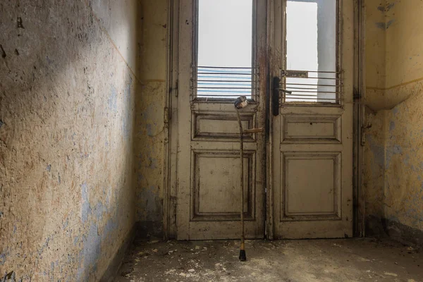 Alter Gehstock Mit Weißer Tür Einem Haus — Stockfoto