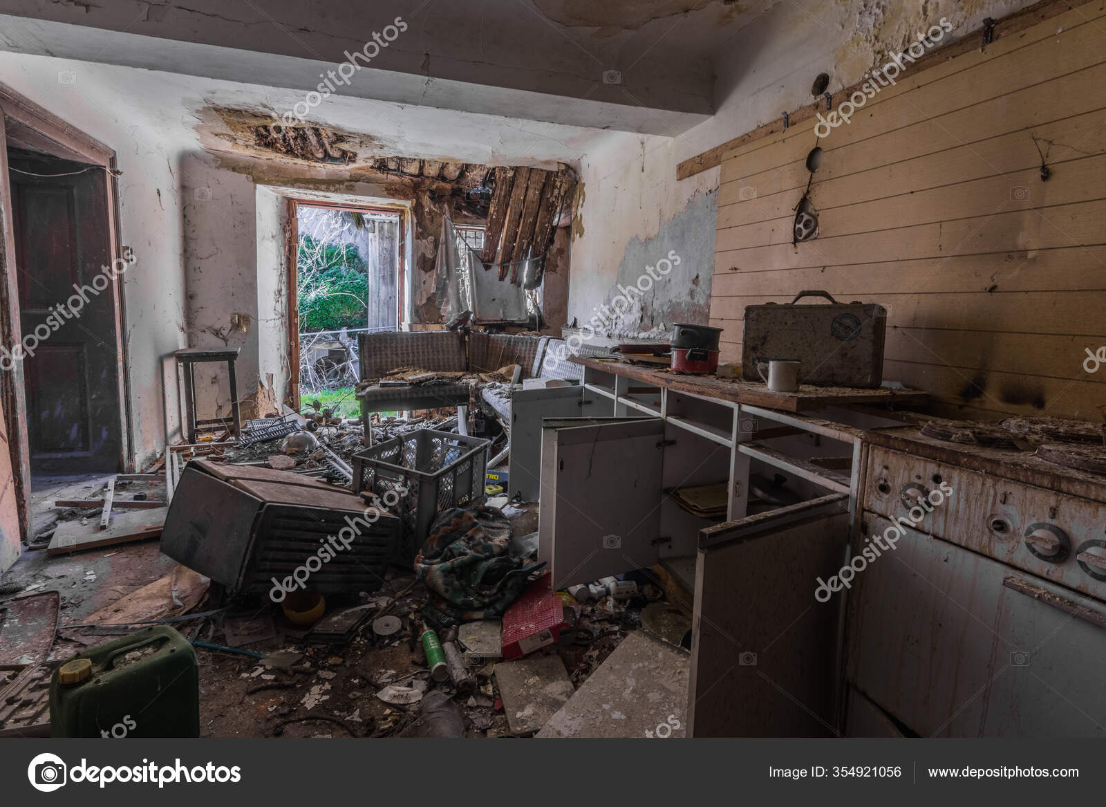 Dilapidated Kitchen Old Abandoned Farm — Stock Editorial Photo © thomaseder  #354921056, image size:1600x1167