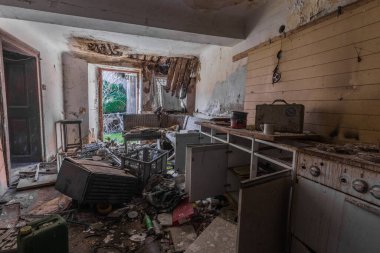 Terk edilmiş eski bir çiftlikten harap olmuş bir mutfak.