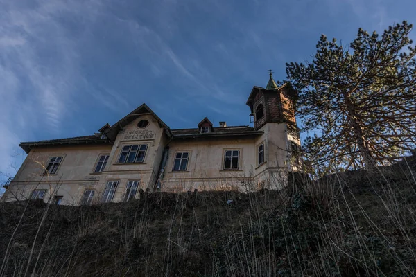 Velho Hotel Abandonado Topo Uma Montanha Com Azul — Fotografia de Stock