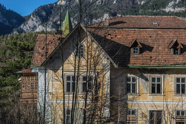 Belo Edifício Abandonado Hotel Nas Montanhas — Fotografia de Stock