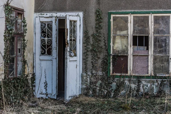 Abrir Porta Branca Edifício Abandonado Floresta — Fotografia de Stock