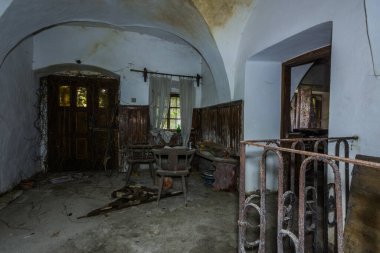 Nesnelerle dolu bir değirmende fazla büyümüş bekleme odası
