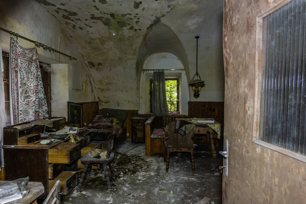 Houten Meubels Een Kamer Met Gewelf Van Een Huis — Stockfoto