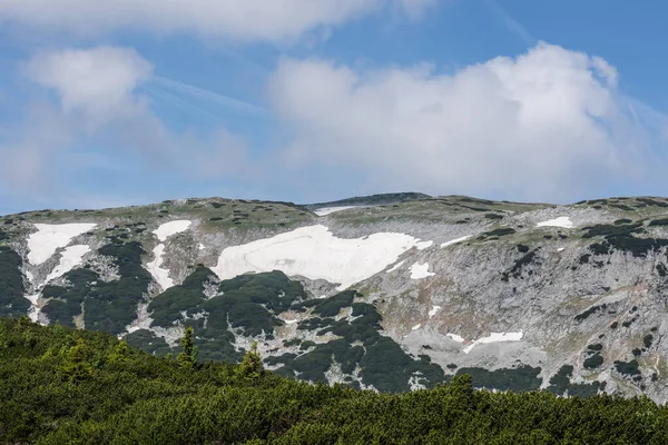 Schnee Mit Felsen Den Bergen Und Sommer Beim Wandern — Stockfoto