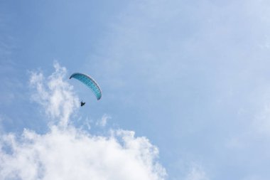 Yazın gökyüzünde süzülen mavi paraglider