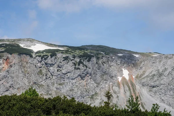 Hohe Felswand Mit Schnee Sommer Beim Wandern — Stockfoto