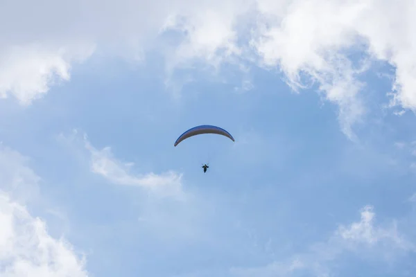 Zwevend Paraglider Blauwe Lucht Met Wolken — Stockfoto