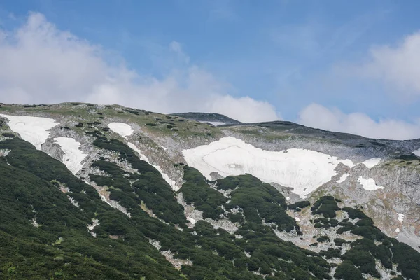 Schnee Und Felswand Den Bergen Und Sommerwandern — Stockfoto