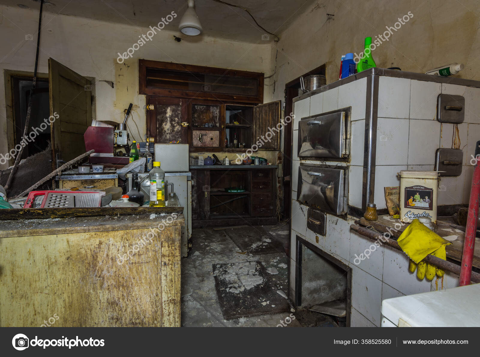Kitchen Utensils Old Abandoned Inn — Stock Photo © thomaseder #358525580, image size:1600x1192