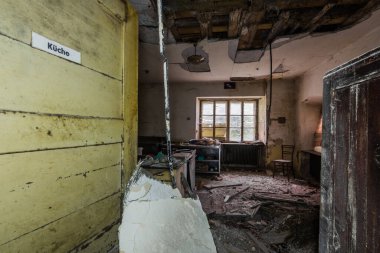 Eski bir hanın kapısında bir mutfak imzası.